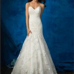 Elegant White Lace Strapless Gown